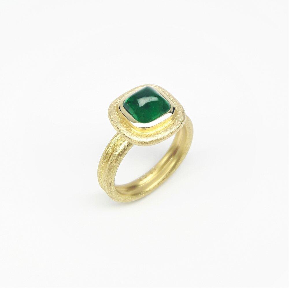 "greenfire", ring in 18kt yellow gold and emerald. Unique piece.