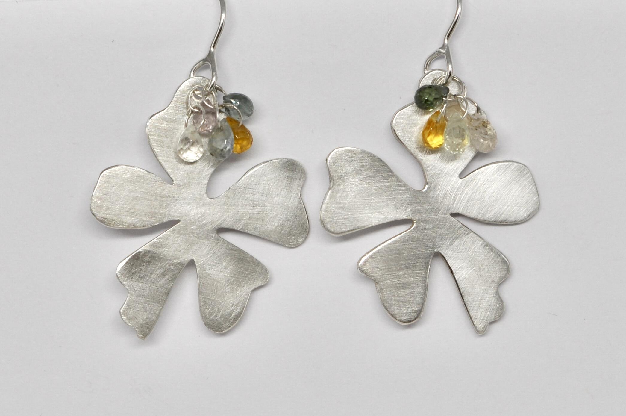 Orchideen-Ohrringe aus gebürstetem Silber mit Saphir-Clustern