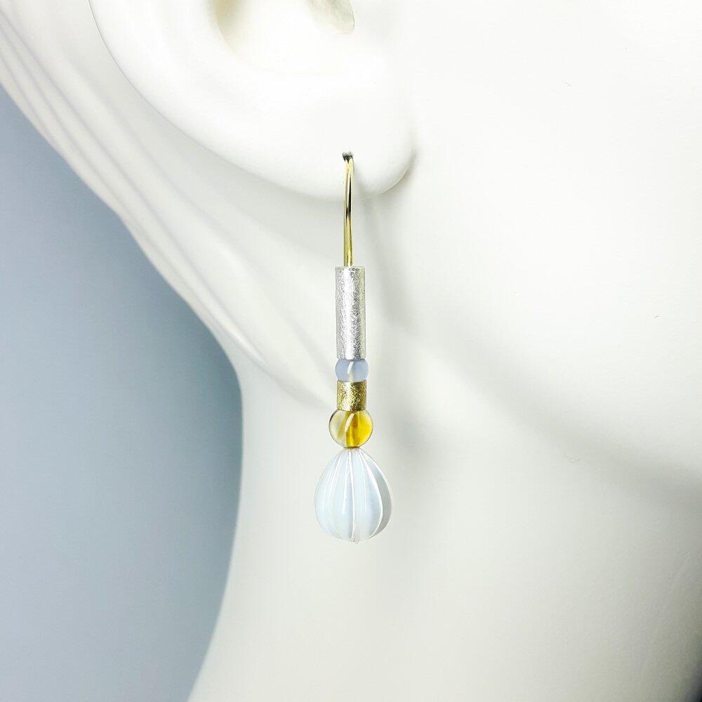 Earrings in 18-karat yellow gold, mother-of-pearl pompoms and beads of citrine and chalcedony. One of a kind.