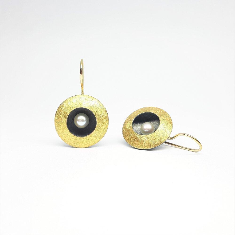 Earrings made of 925 silver, 18kt yellow gold, fine gold and Akoya pearls.