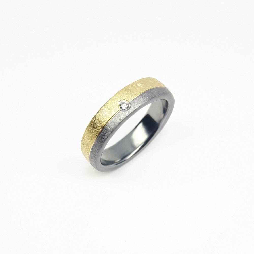 "dialogue", bague en tantale 999/-, or jaune 18kt et diamant. Pièce unique.