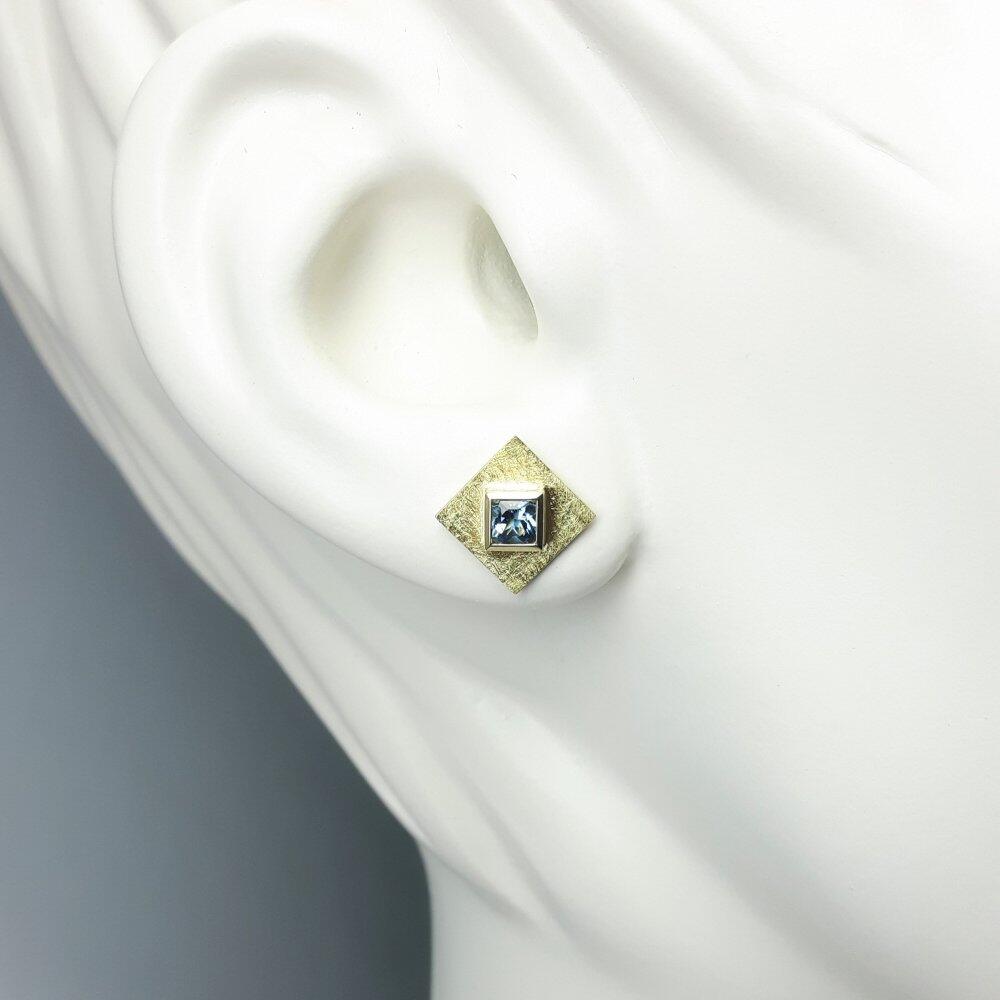 Boucles d'oreilles en or jaune 18kt et aigue-marine en taille princesse.