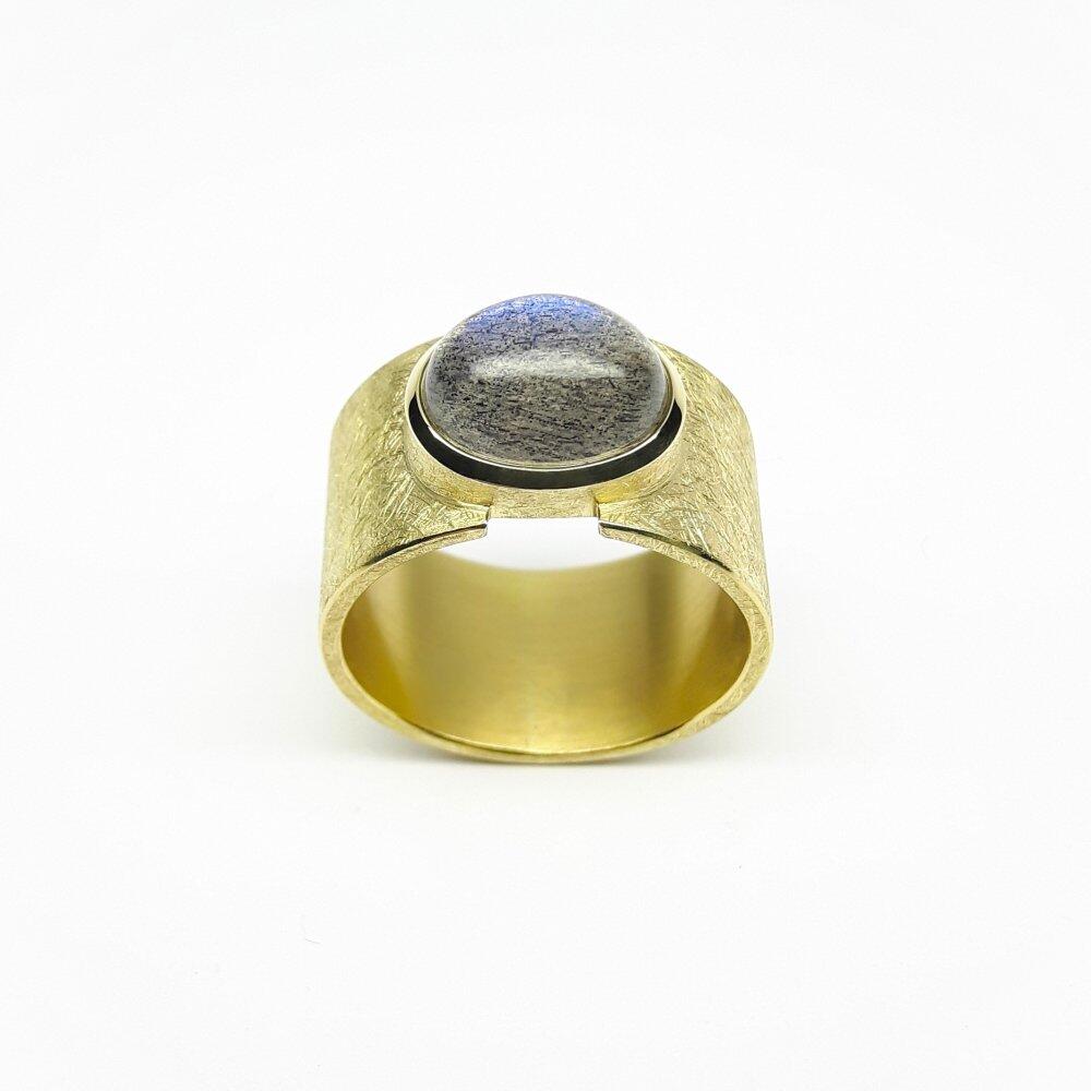 Ringe aus 18kt Gelbgold und Labradorit. Unikat.