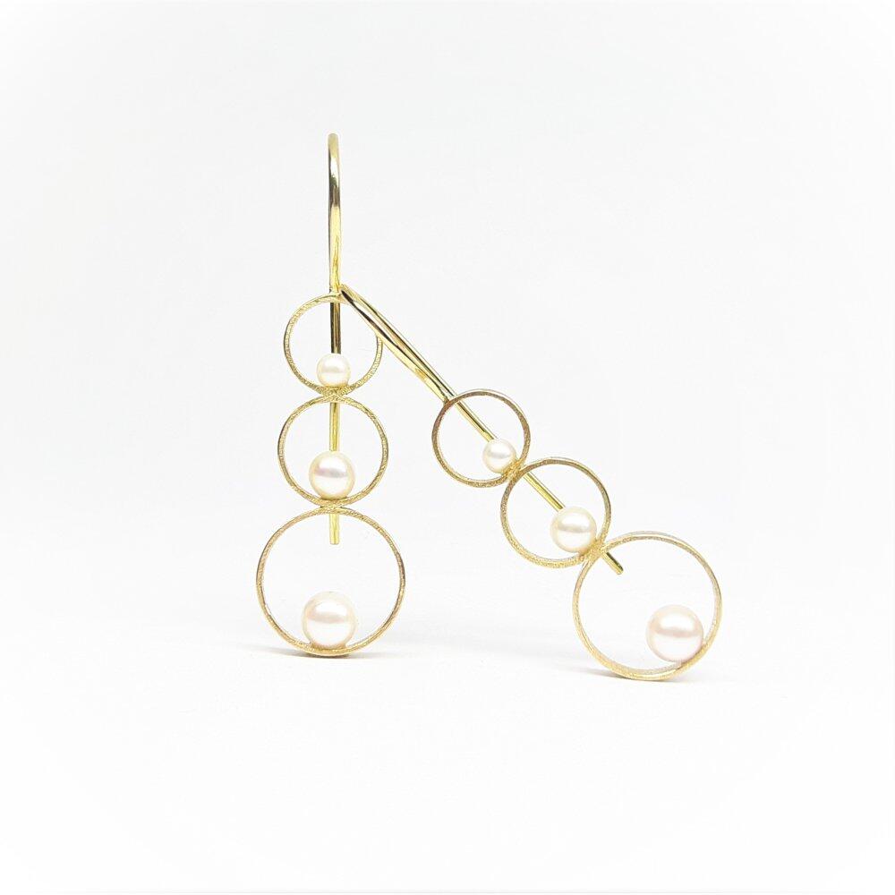 Earrings in 18kt yellow gold and cultured pearls. One of a kind.