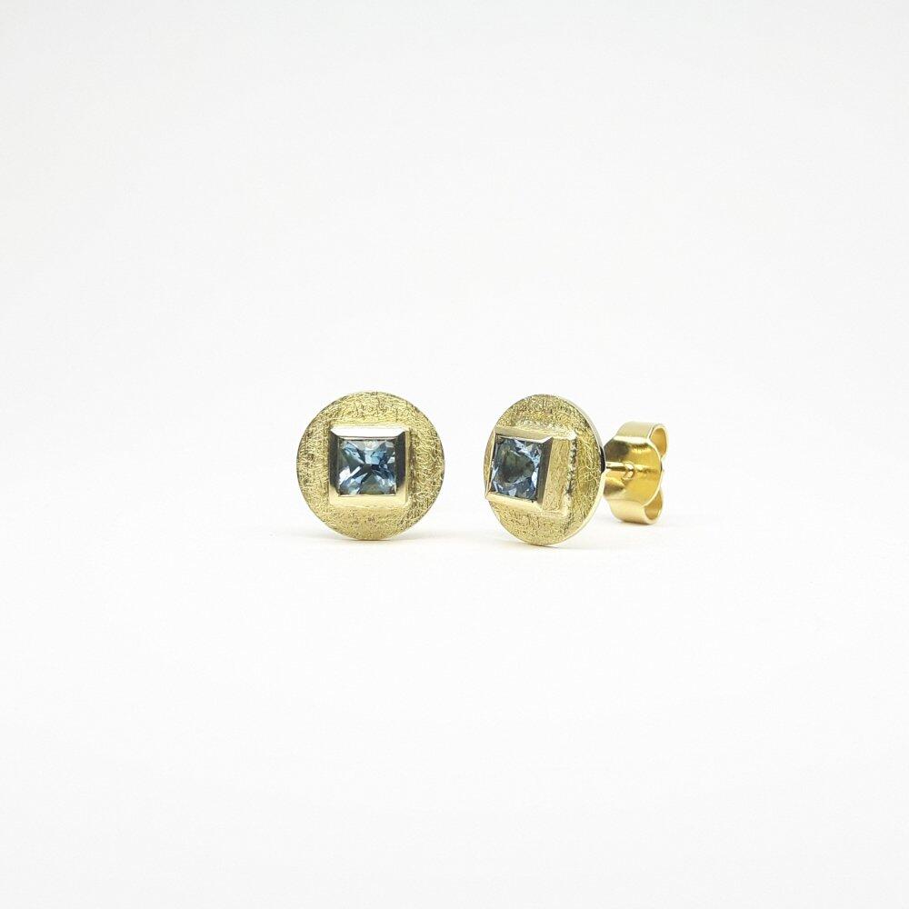 Stud earrings in 18kt yellow gold and princess-cut aquamarine.