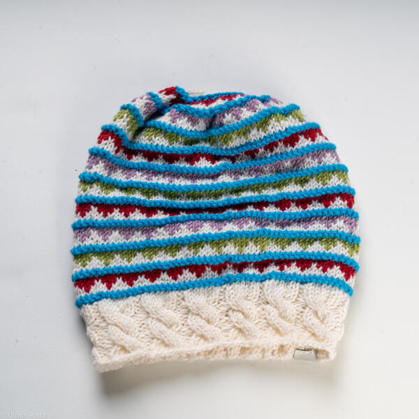 Ausgefallene Kindermütze mit Zopfrand, handgestrickt