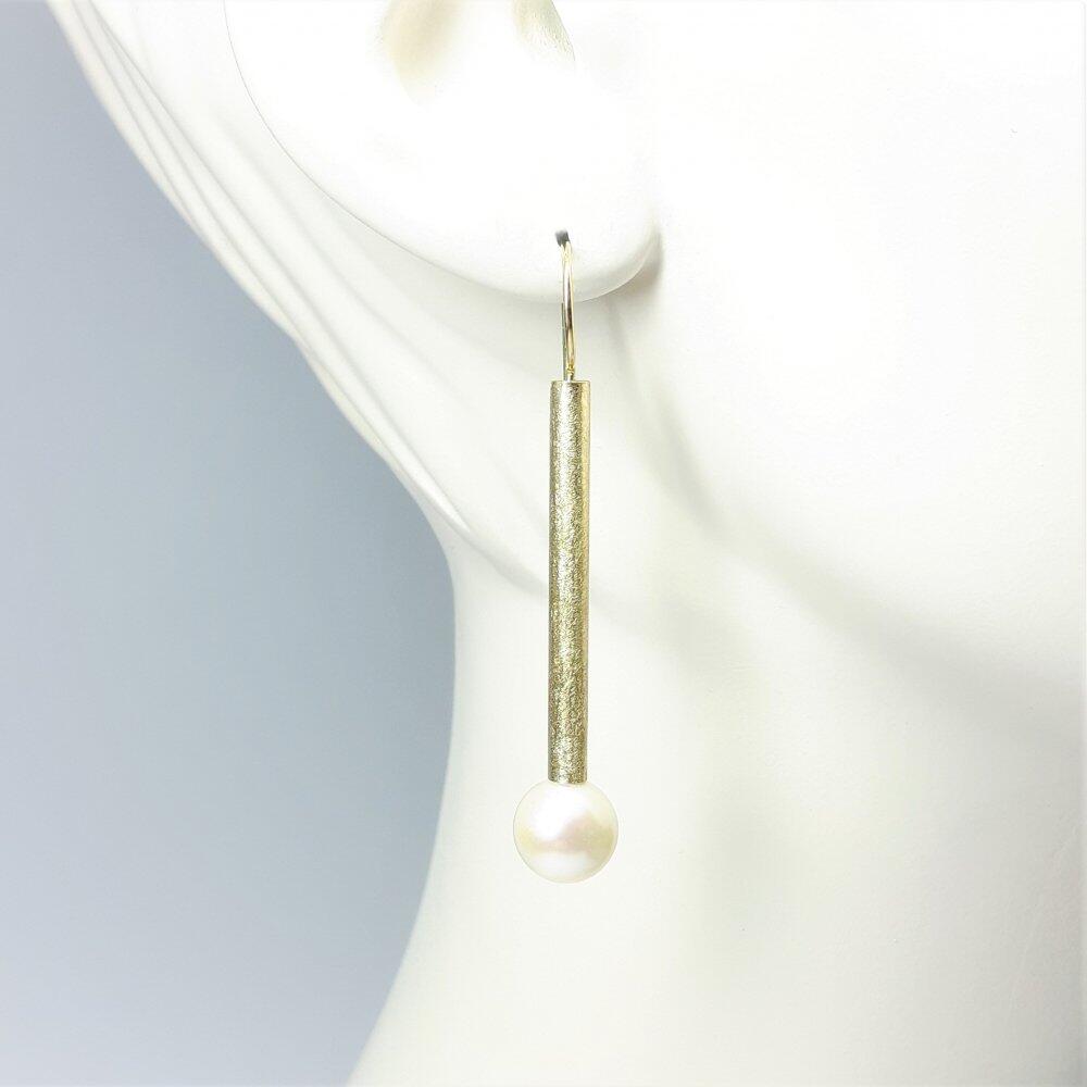 Earrings in 18kt yellow gold and round white cultured freshwater pearls.