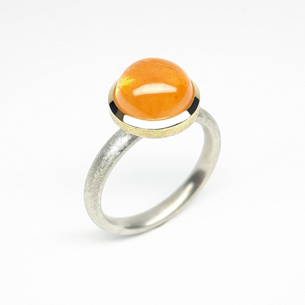 Bague en argent 925/-, or jaune 18kt et grenat mandarin. Pièce unique.