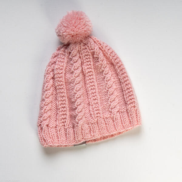 Babymütze  mit Zopfmuster,  handgestrickt  