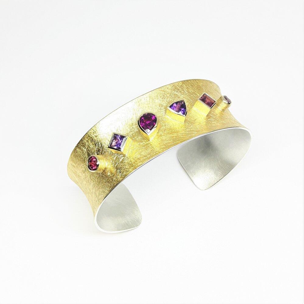 "PURPLE-DISCO-MACHINE", Armreif aus 22kt Gelbgold, Silber, Granat und Amethysten. Unikat.