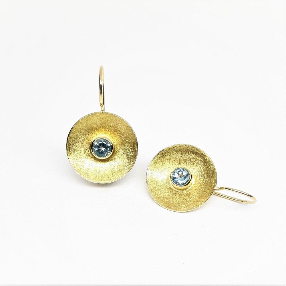 Boucles d'oreilles en or jaune 18kt et aigue-marine. Pièce unique.
