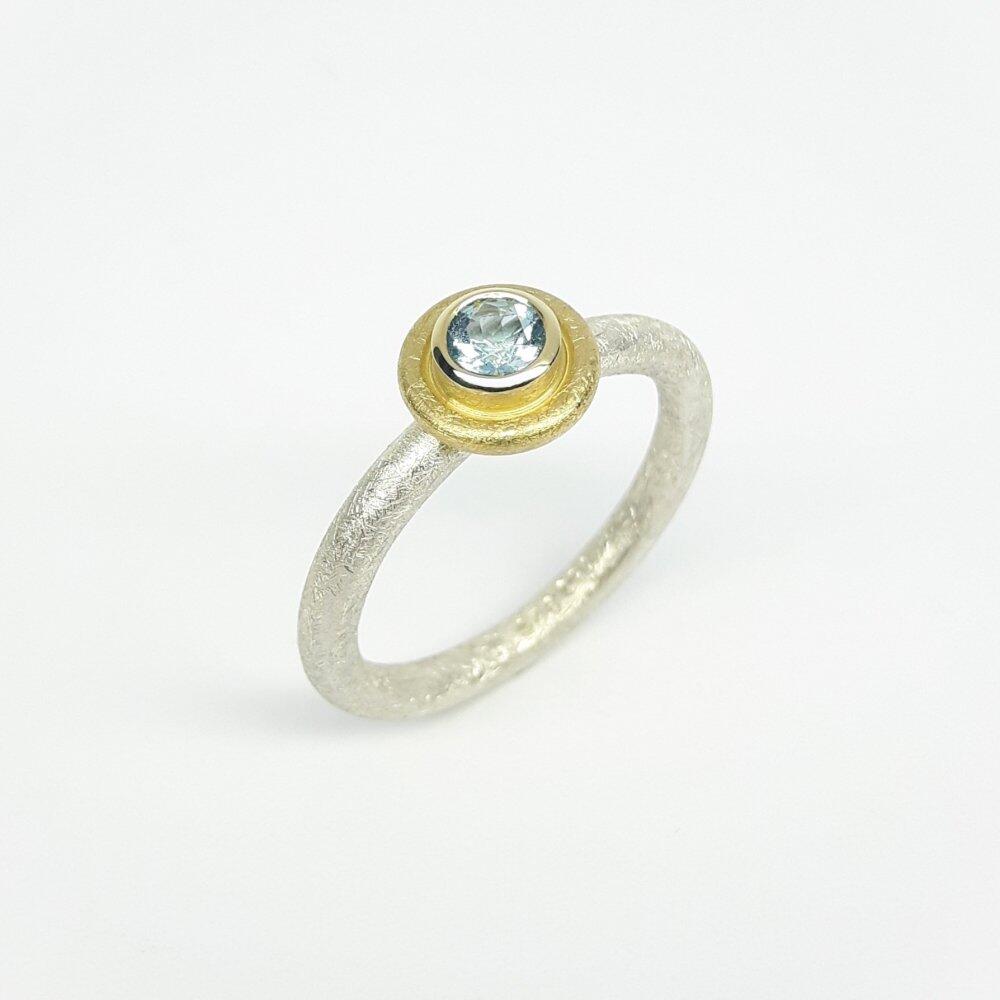 Bague en argent 925/-, or jaune 18kt et aigue-marine. Pièce unique.