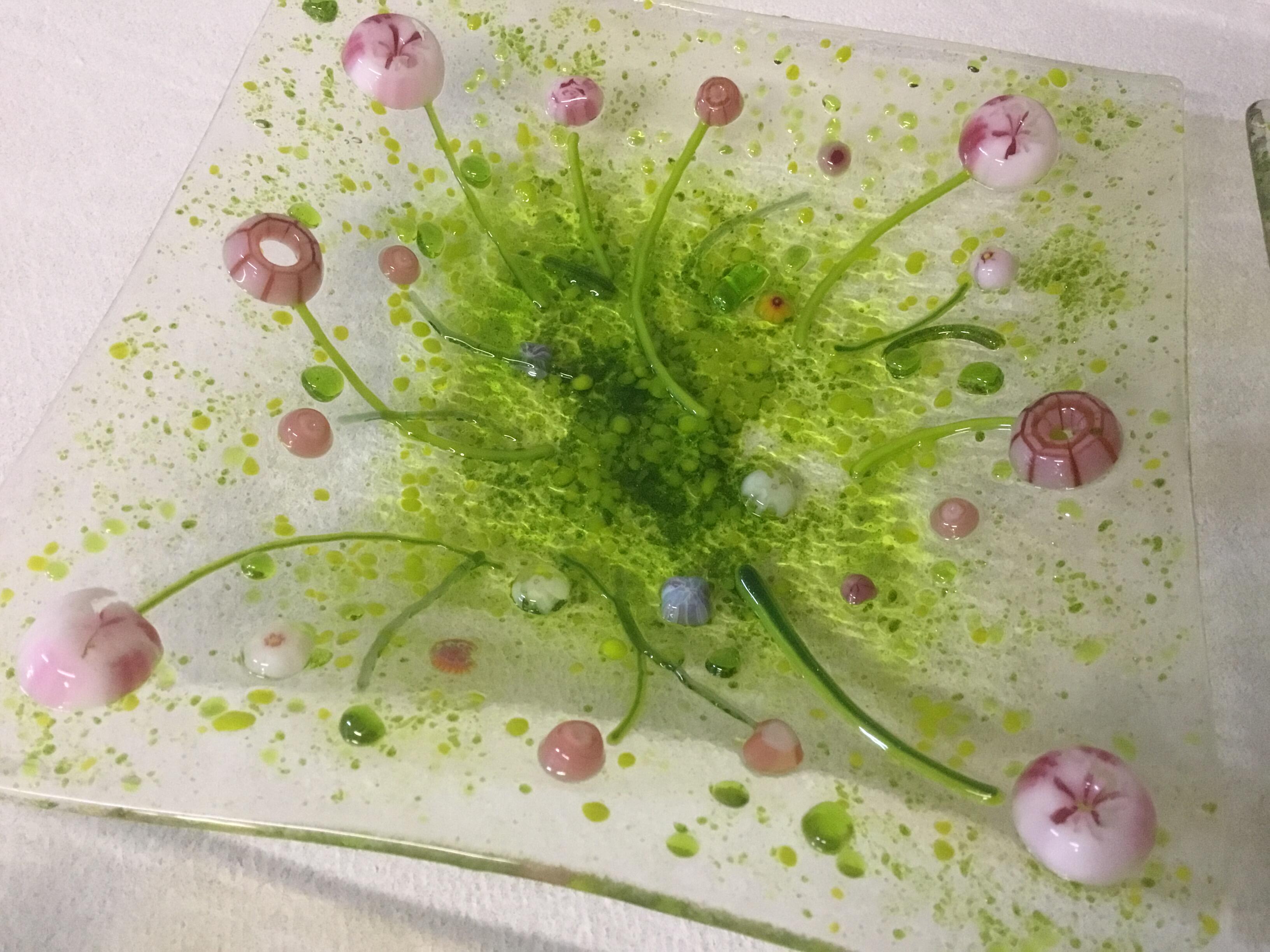 Belle assiette avec motif floral, Murrini, faite à la main, pièce unique, rose