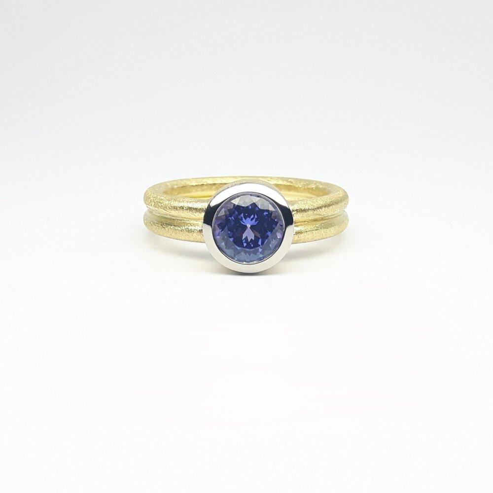 Bague en or jaune-blanc 18kt et tanzanite Ø7mm 1,74ct. Pièce unique.