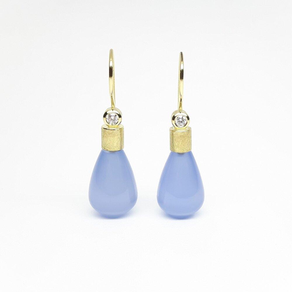 Boucles d'oreilles en or jaune, calcédoine et diamants.
