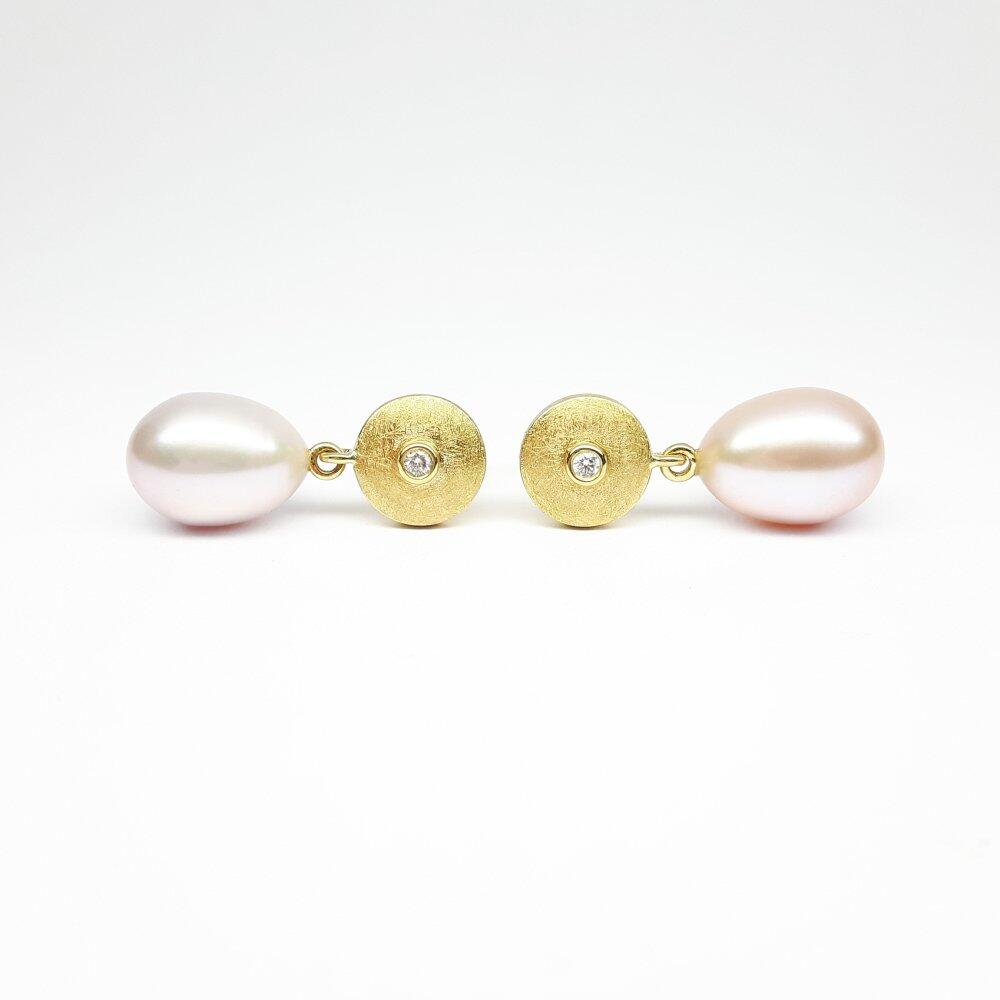 Boucles d'oreilles en or jaune 18kt, perles de culture d'eau douce et diamants. Pièce unique.