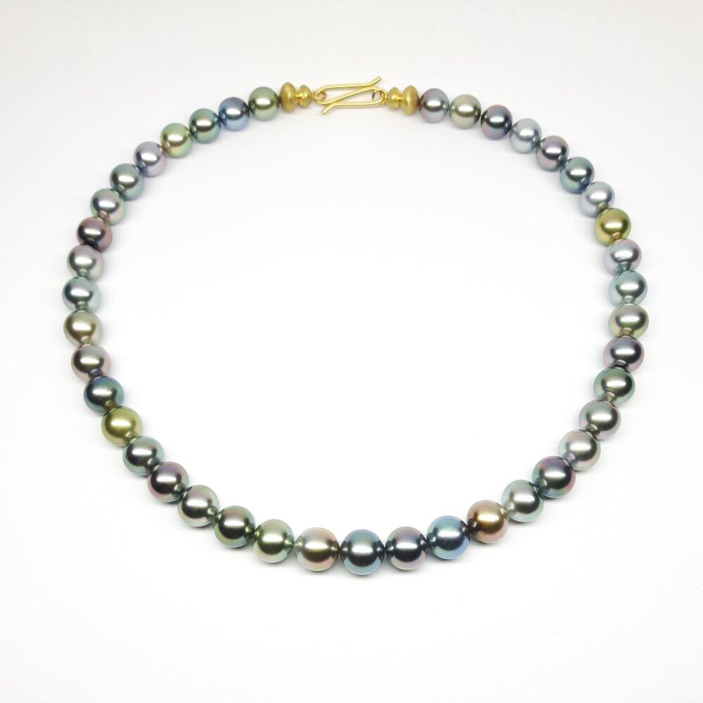 Collier aus einzigartigen Tahitiperlen Ø9-11mm und 18kt Gelbgold.