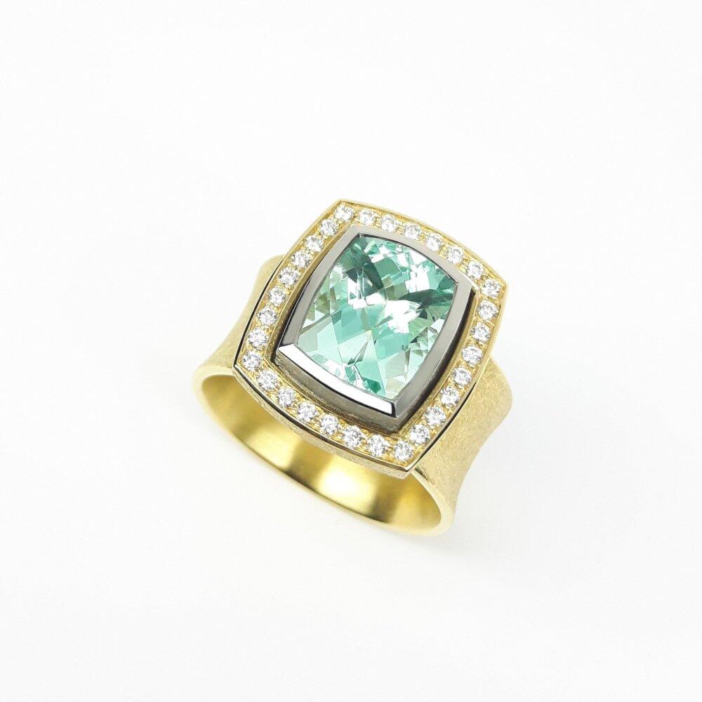 Ring in 18kt yellow-white gold, emerald and diamonds. Unique piece.