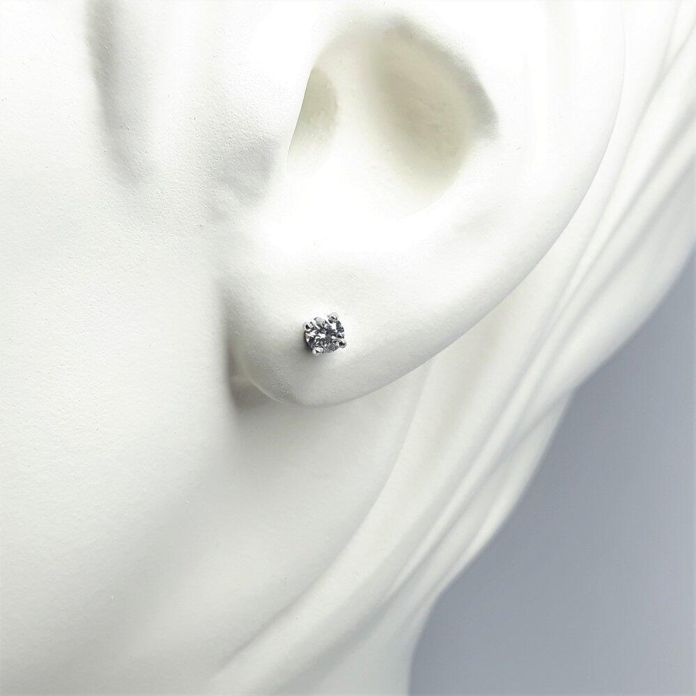 Boucles d'oreilles en or blanc 18kt et 2 brillants à 0.20ct total.