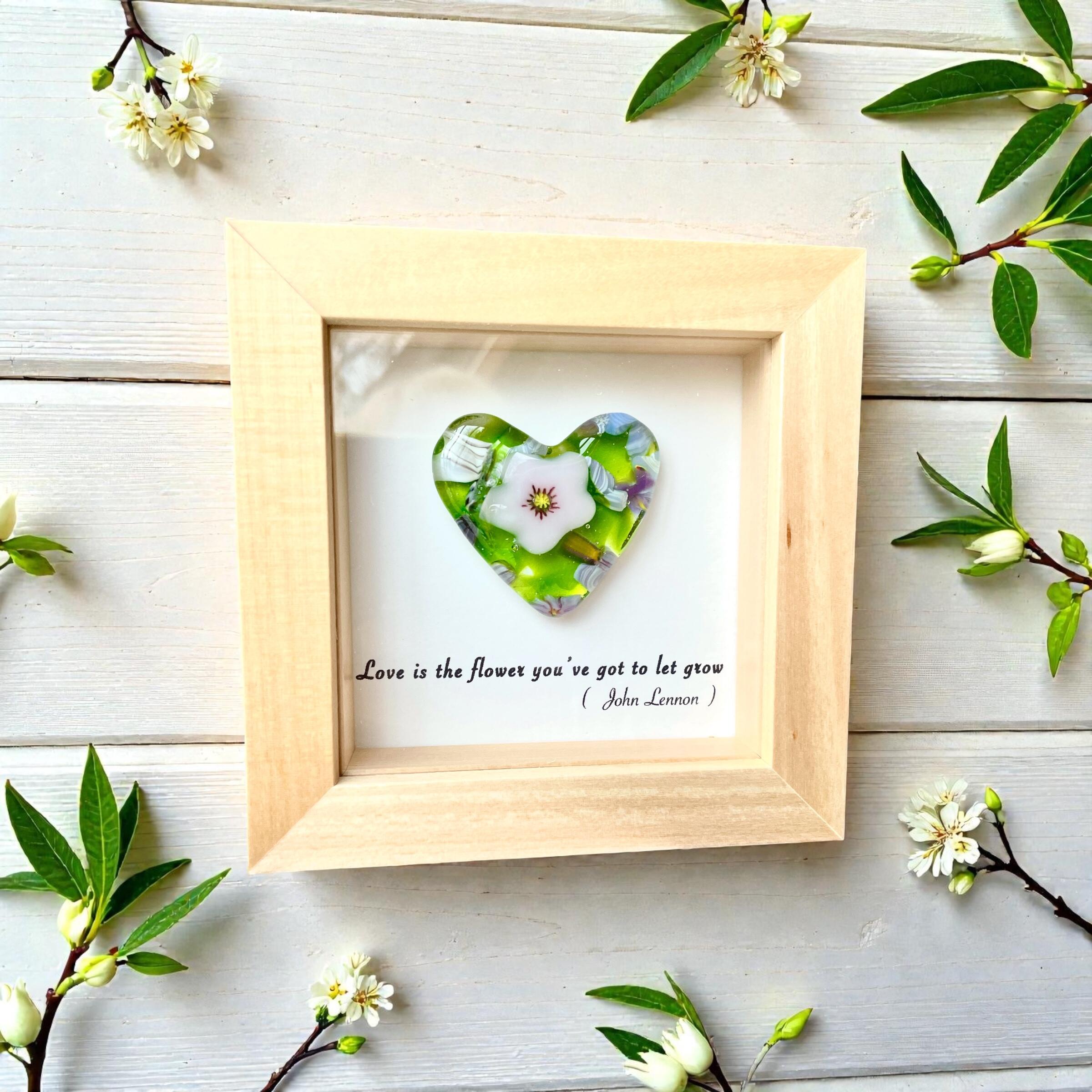 Cœur Millefiori en verre dans un cadre en bois naturel, pièce unique, fait main