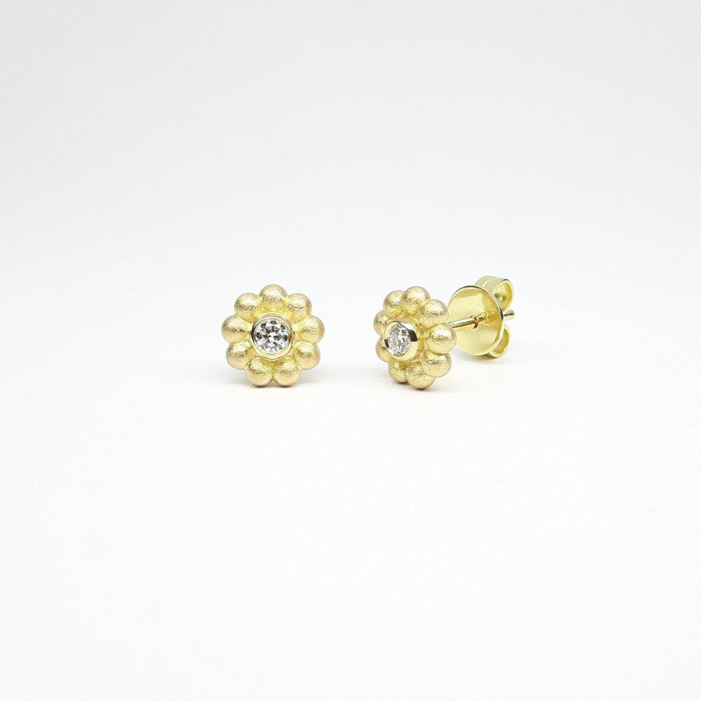 "round around", ear studs in 18kt yellow gold and diamonds.