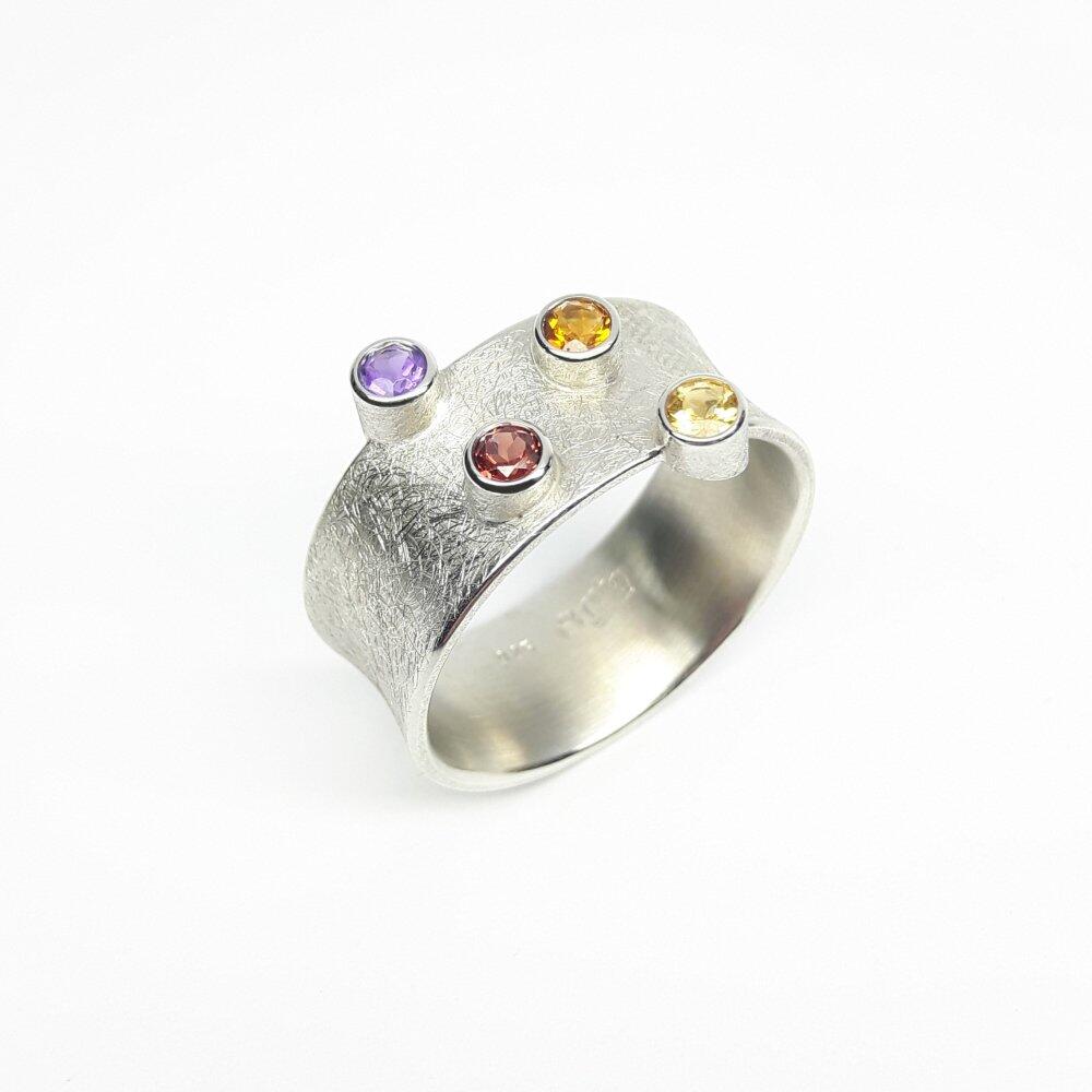 Bague en argent 925/-, améthyste, citrine et grenat. Pièce unique.