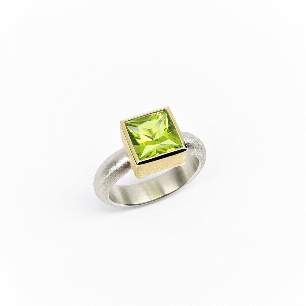 Bague en argent 925/-,  or jaune 18kt et péridot en taille princesse. pièce unique.