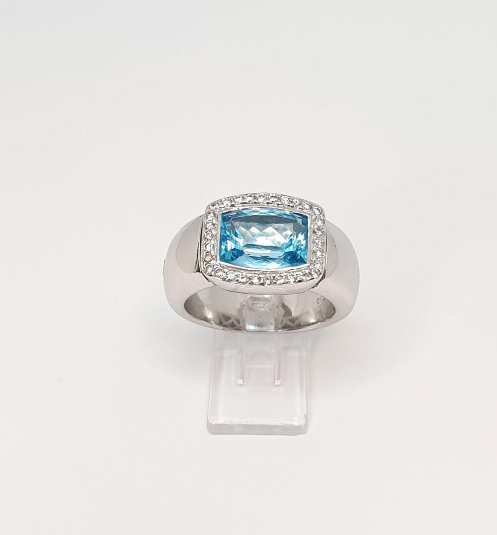 # Ring aus Weißgold 3,52 ct Blautopas und 0,24 ct natürliche Diamanten