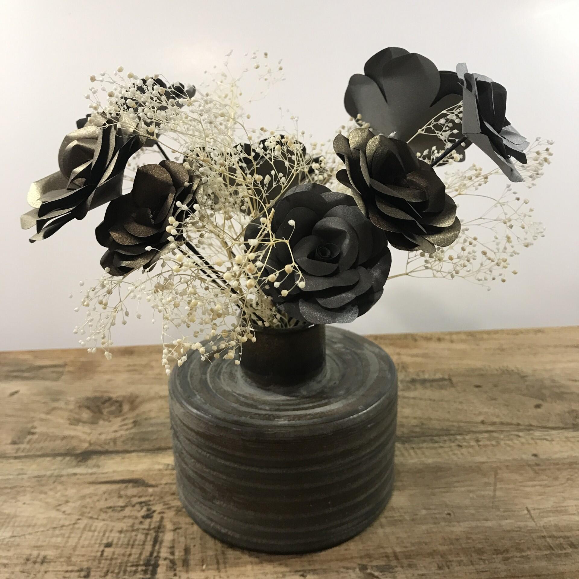 Vase et bouquet de fleurs en papier gris et bronze