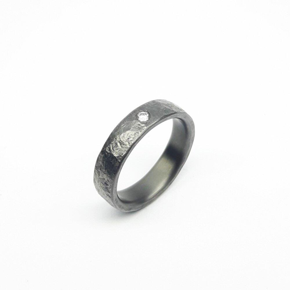 "Stein", Ring aus 999er Tantal mit Brillant. Unikat.