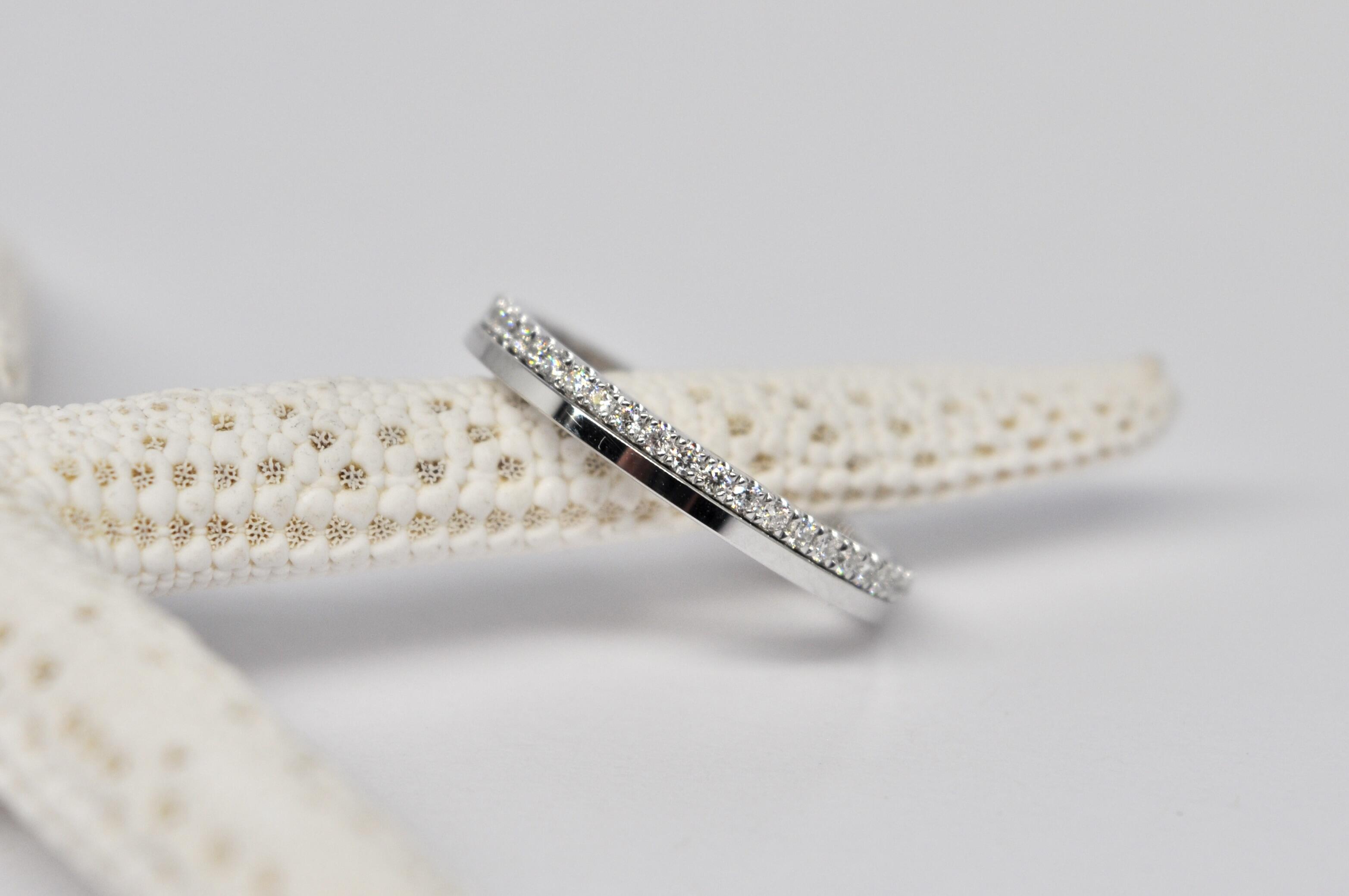 Bague en or blanc massif, diamants
