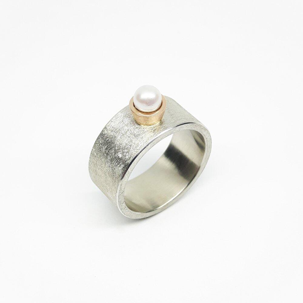 Bague en argent 925/-, or rouge 18kt et perle akoya.