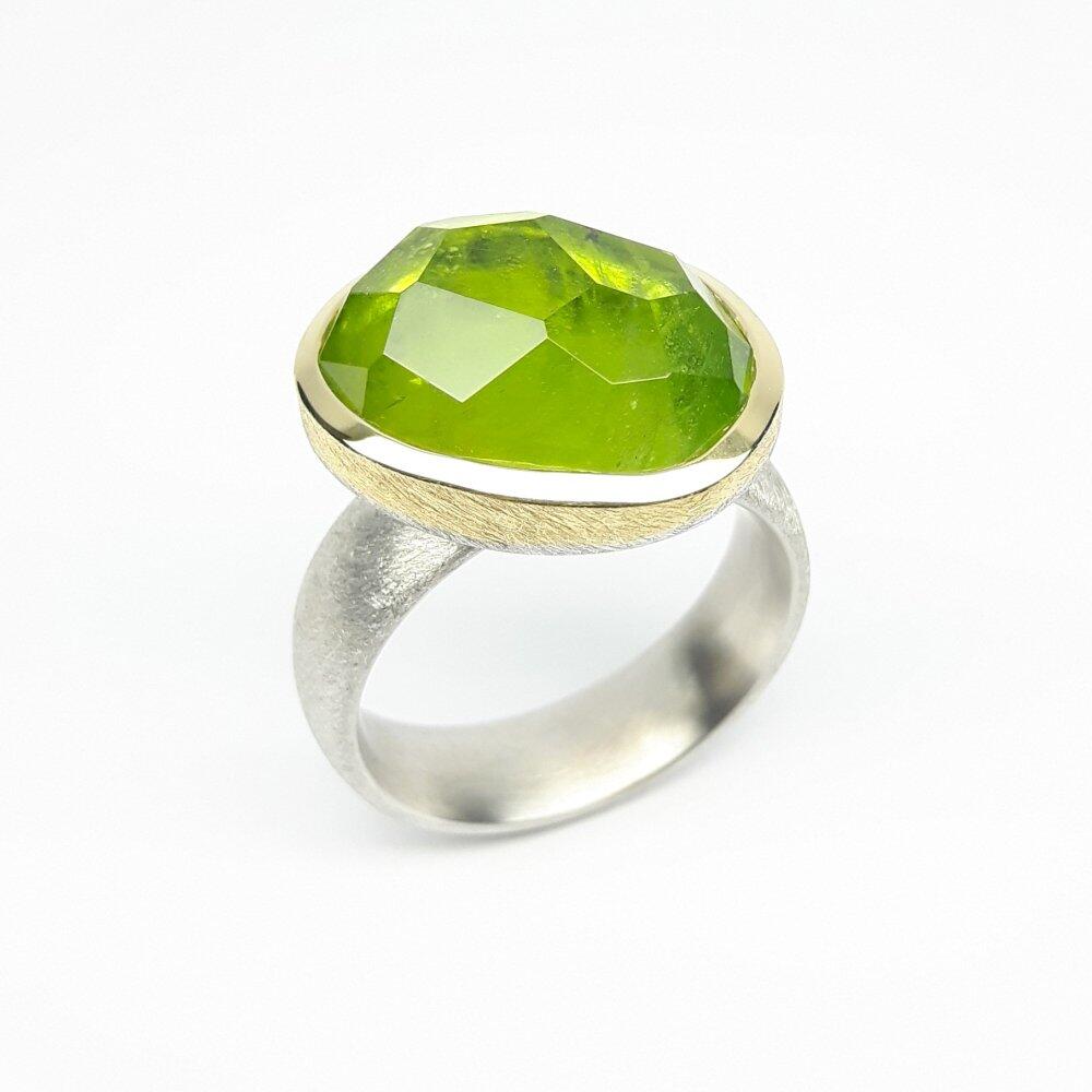 Bague en argent 925/-, or jaune 18kt et péridot en taille 'cocktail'. Pièce unique.