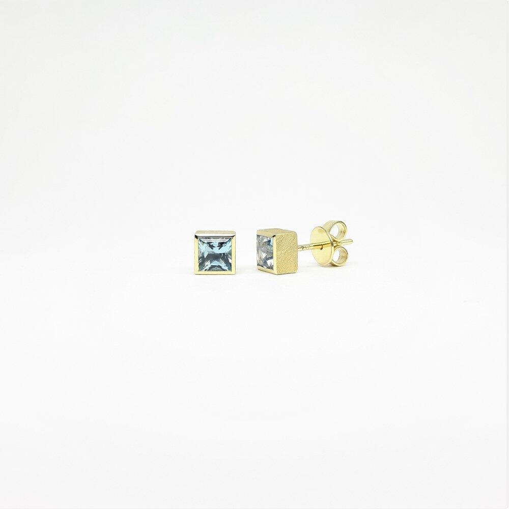 Stud earrings in 18kt yellow gold and princess cut aquamarine.