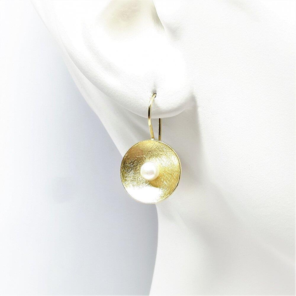 Earrings in 18kt yellow gold and freshwater cultured pearls.