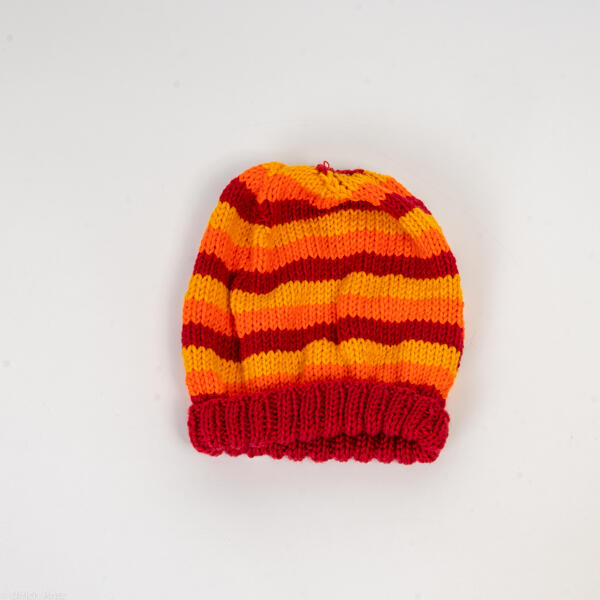 Gestreifte Kindermütze, handgestrickt