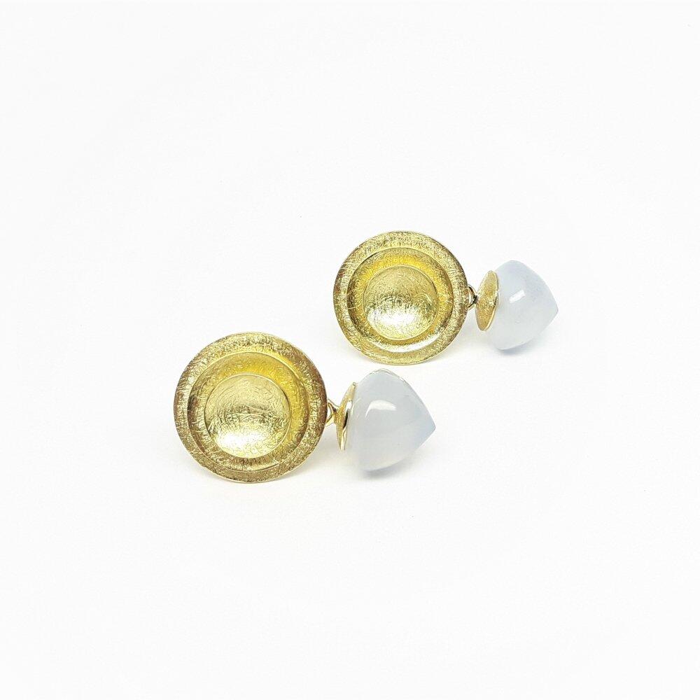 Stud earrings in 18kt yellow gold and chalcedony pampels. Unique piece.