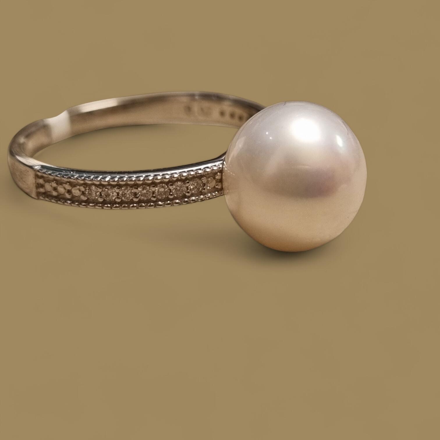 # White gold ring with 7-7.5mm freshwater pearl and body set with 0.07ct natural diamonds