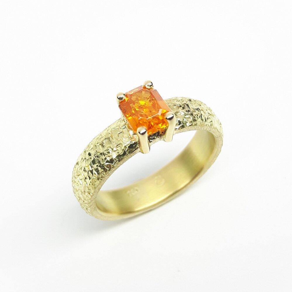 Ring aus 18kt Gelbgold und Mandaringranat. Unikat.