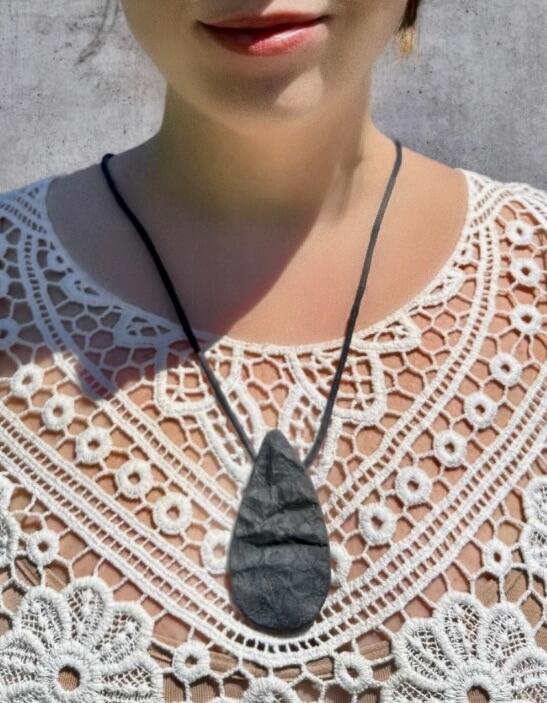 Collier avec pendentif en béton fait main.