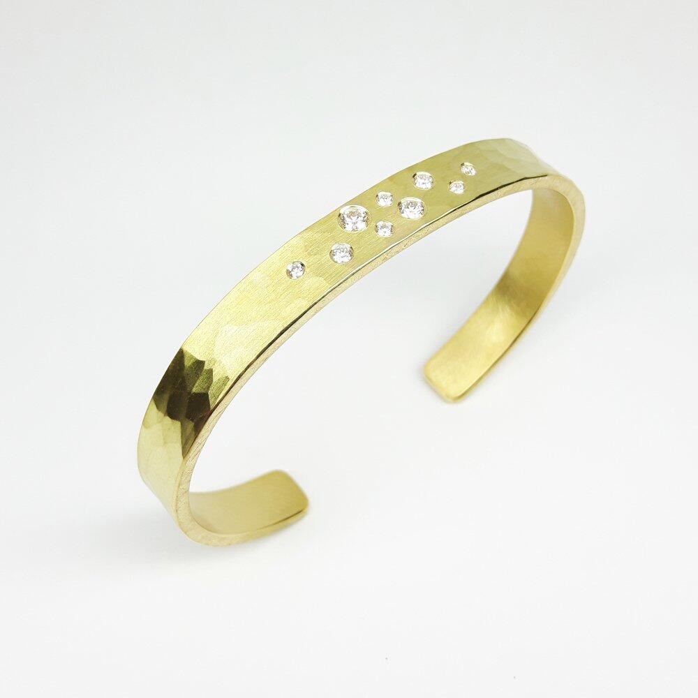 "Sternenhimmel", Armreif aus 18kt Gelbgold gehämmert mit 9 Brillanten. Unikat.