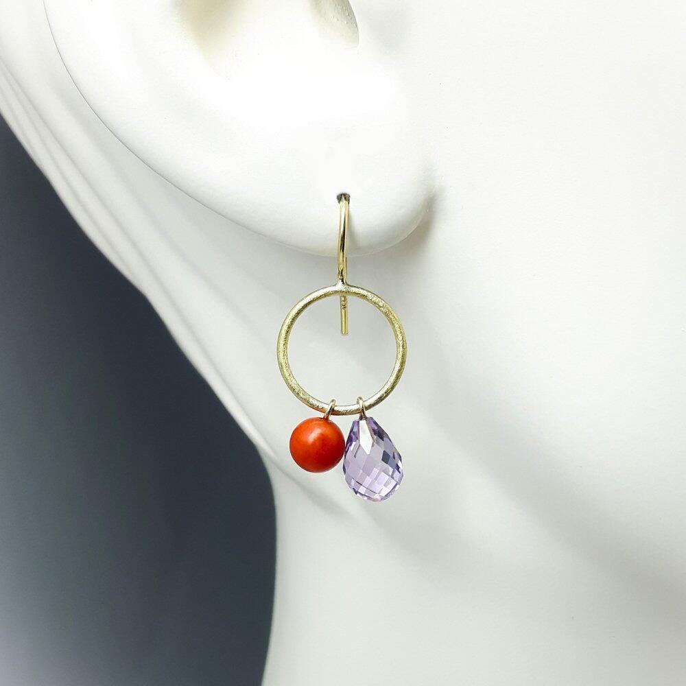 Boucles d'oreilles en or jaune 18kt, corail et améthyste. Pièce unique.