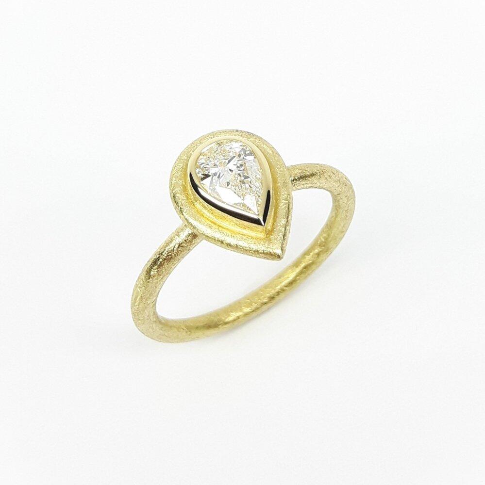 Statement Ring aus 18kt Gelbgold und Diamanttropfen 0,60ct. Unikat.