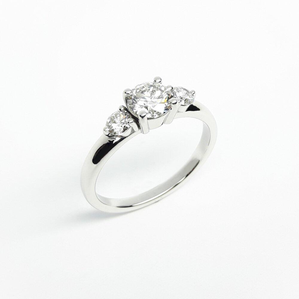 Ring aus 18kt Weißgold und Diamanten 1,00ct. total. Unikat.