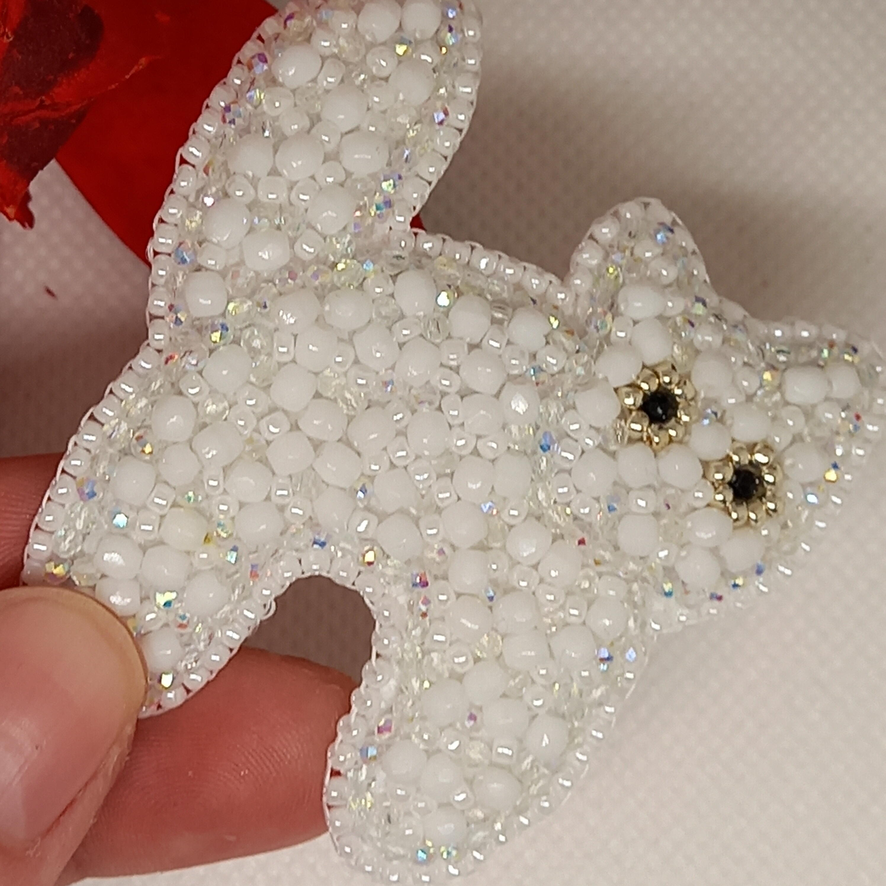 Brosche mit weißer Katze