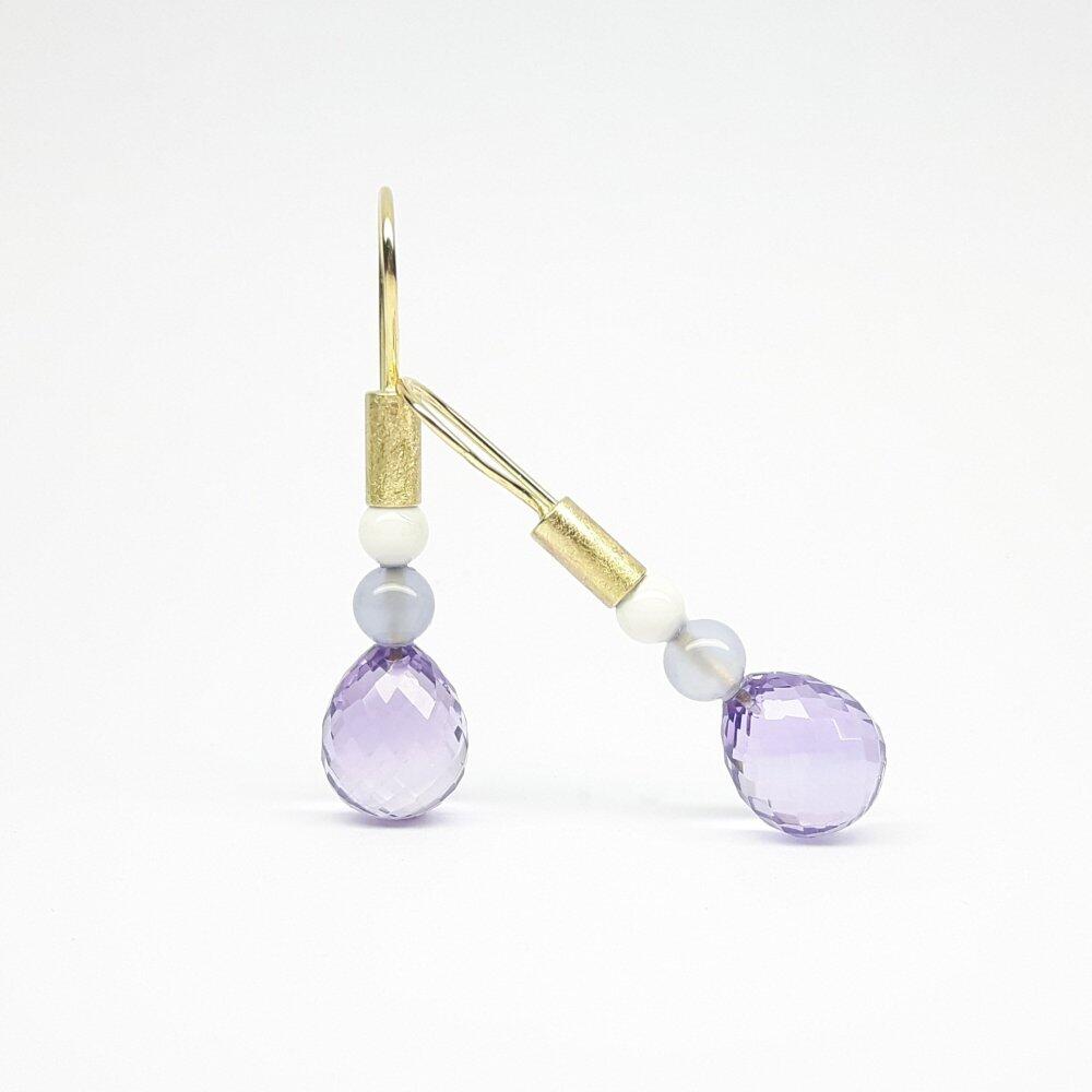 Earrings in 18kt yellow gold, amethyst pampels, chalcedony and opal beads. One of a kind.