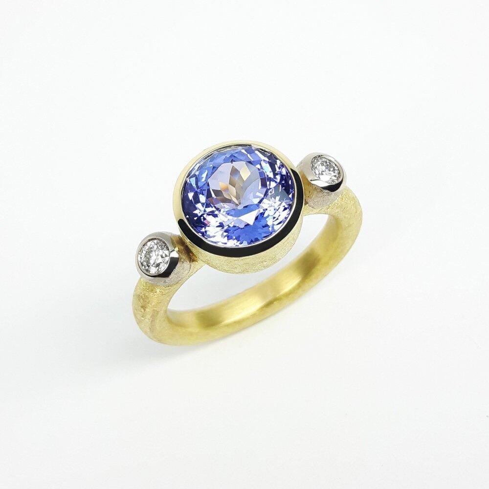 'top-of-the-mountain', bague en or jaune 18kt et tanzanite bleu-violette. Pièce unique.