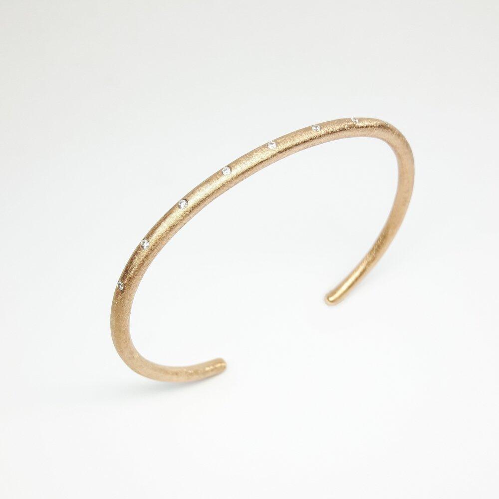 Bracelet made of 18kt rose gold and 9 diamonds.