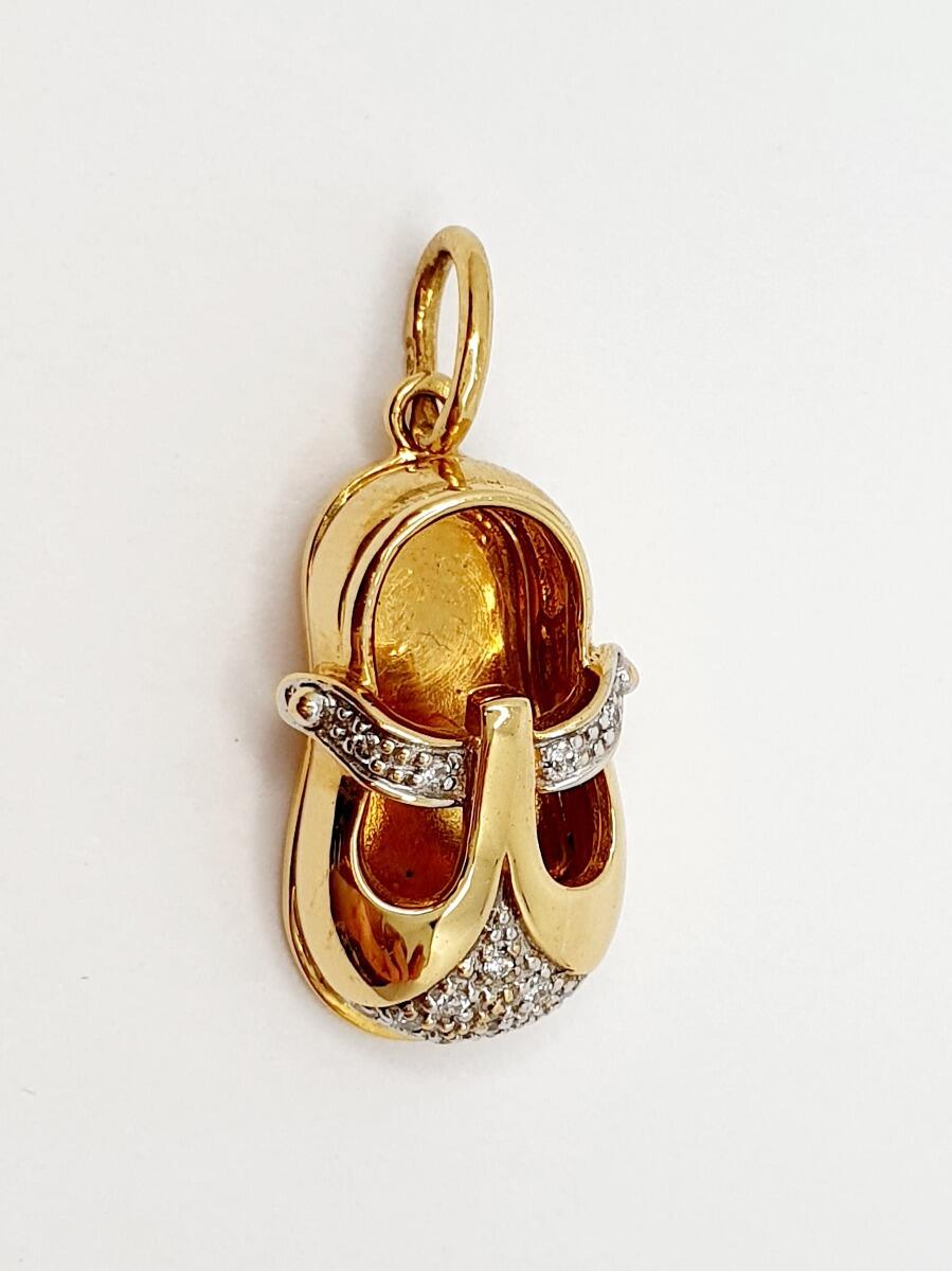Yellow and white gold shoe pendant with natural diamonds