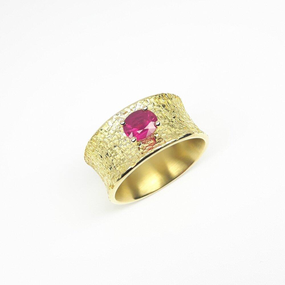 "royal rubis", bague en or jaune 18kt et rubis. Pièce unique.